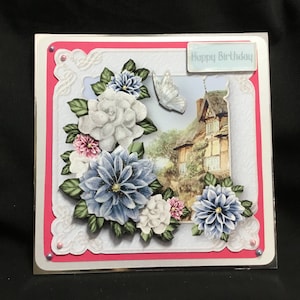 Een huisje met blauwwitte en roze bloemen, 3D-decoupagekaart, gepersonaliseerd, handgemaakt in het Verenigd Koninkrijk