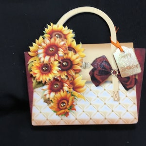 Carte de découpage 3D en forme de sac à main, personnalisée, fête des mères, carte d'anniversaire, tournesols, fait main au Royaume-Uni