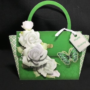 Verde smeraldo con rose bianche, carta decoupage 3D a forma di borsa, personalizzata, festa della mamma, biglietto di compleanno, fatto a mano nel Regno Unito