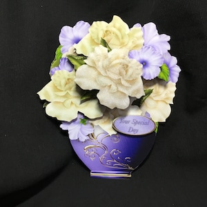 Un pot de fleurs, des roses blanches et des pétunias lilas, carte de découpage 3D, votre jour spécial, personnalisé, fait main au Royaume-Uni