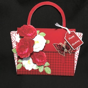 Rouge rubis avec des fleurs rouges et blanches, carte de découpage 3D en forme de sac à main, personnalisée, fête des mères, carte d'anniversaire, faite main au Royaume-Uni