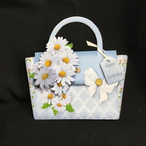 Carte de découpage 3D en forme de sac à main, bleue avec marguerites blanches, personnalisée, fête des mères, carte d'anniversaire, faite main au Royaume-Uni