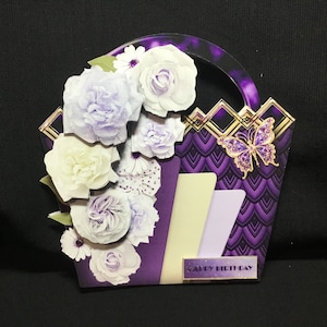 Carte de découpage 3D en forme de sac à main art déco, personnalisée, fête des mères, carte d'anniversaire, violet et blanc, faite main au Royaume-Uni