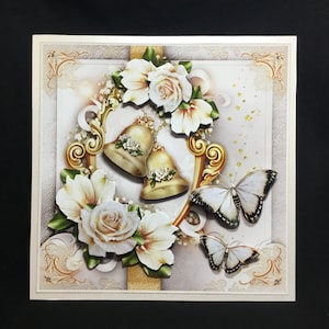 Cartão de casamento, cartão de aniversário, decoupage 3D, sinos dourados e flores brancas, personalizado, feito à mão no Reino Unido