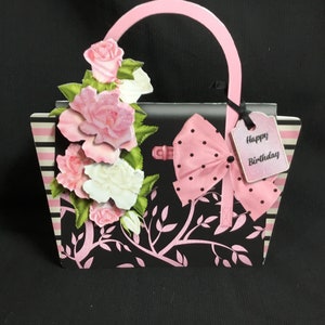 Carte de découpage 3D en forme de sac à main, personnalisée, fête des mères, carte d'anniversaire, roses roses et blanches, faite à la main au Royaume-Uni