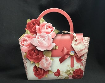 Carte de découpage 3D en forme de sac à main, personnalisée, fête des mères, carte d'anniversaire, roses roses et rouges, faite main au Royaume-Uni