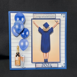 Remise des diplômes, carte de félicitations, cape bleu marine et chapeau en mortier, femme, carte de découpage 3D, personnalisée, faite main au Royaume-Uni