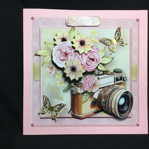 Fotocamera e fiori, biglietto per decoupage 3D, buon compleanno, personalizzato, fatto a mano nel Regno Unito