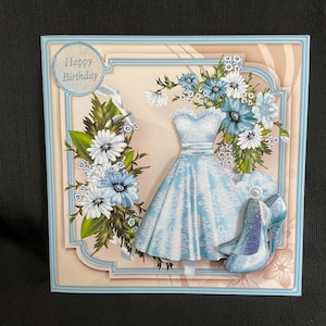 Dressed To Impress, 3D-decoupagekaart, gepersonaliseerd, blauwe en witte bloemen, handgemaakt in het Verenigd Koninkrijk