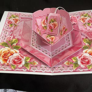 Carte de voeux florale pour tasse à thé et soucoupe, rose et blanc, anniversaire, soeur, maman, fait main au Royaume-Uni