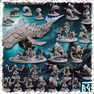 Könnte beinhalten: Eine Sammlung grauer Miniaturfiguren mit dem Titel LOW TIDE JURAKIN LUNATICS, bestehend aus einem großen zentralen haiartigen Wesen, verschiedenen aquatischen humanoiden Kriegern mit Waffen und einer zentralen Figur auf einem Muschelsockel.