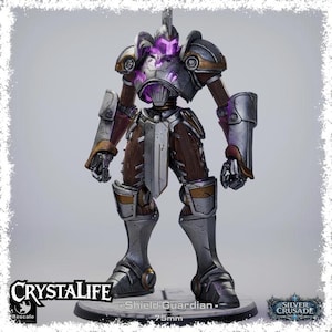 Könnte beinhalten: Detaillierte Figur eines Schildwächters, Teil der Silver Crusade-Kollektion. Die Figur ist hauptsächlich silber und braun, mit lila Akzenten. Auf dem Sockel steht "Crystalife" und "75mm" (7,5 cm).