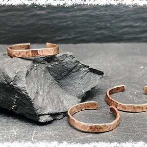 GEHAMERDE KOPER RING, verstelbaar, stapelbaar, puur koperen ring, handgemaakte koperen sieraden, artritis sieraden, minimalistische sieraden, genezing.