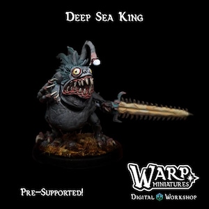 Puede incluir: Una miniatura impresa en 3D de color negro y gris de una criatura de aguas profundas con una gran boca y una espada. La miniatura está sobre una base redonda y está etiquetada como "Deep Sea King" y "Pre-Supported!" La miniatura es de Warp Miniatures.