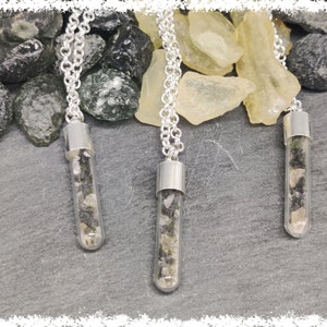 Stardust - TRIPLE TEKTITE MOLDAVITE Wisiorek Fiolka | Wisiorek z kamieni szlachetnych, Naszyjnik z kryształu leczniczego, Biżuteria moldawitowa, Biżuteria kryształowa, Libijska