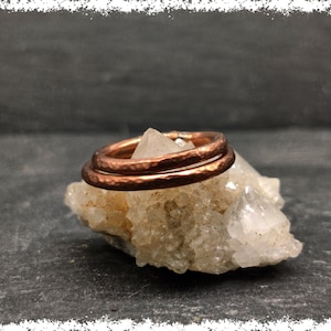 ANILLO DE COBRE MARTILLADO, Apilable, Anillo de cobre puro, Joyería de cobre hecha a mano, Anillo de bodas de cobre, Joyería minimalista, Regalo del séptimo aniversario