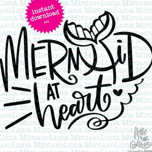 Może przedstawiać: Czarno-biały projekt graficzny z ogonem syreny i tekstem "Mermaid at heart".