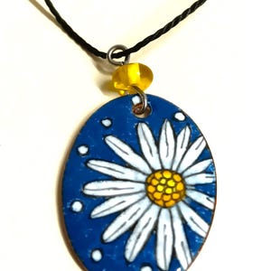 Daisy pendant, flower pendant, white daisy, Mother&#39;s Day, enamel on copper, gift for women, gift for teenagers, blue jewelry