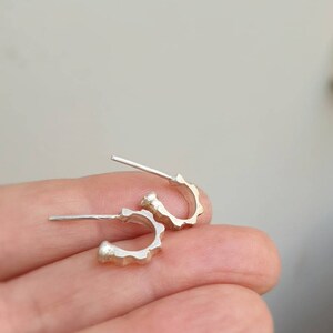 Pequeños pendientes de aro de plata. aros de boda. aros de novia