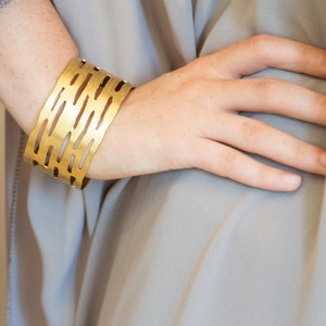ハンマー加工のゴールドメッキカフブレスレット：ワイドなステートメントバングル