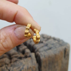 Pendientes diminutos aro de oro. Delicados pendientes diminutos. aros de boda. aros nupciales