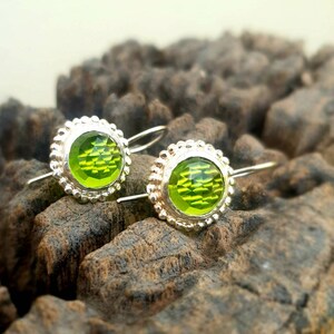 Pendientes de peridoto verde, Pendientes de gema de plata. Pendientes de gemas verdes. Pendientes colgantes de plata para novia. Aretes colgantes August Gemstone. gifs de navidad