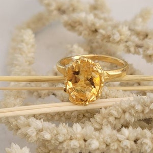 Coral oval gold ring. Organic Coral citrine ring. Gemstone cocktail ring. Yellow citrine engagement ring. Gold midi ring.