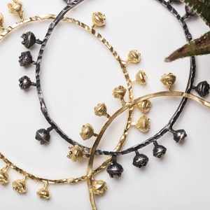Woodland kegel armband. Gouden statement-armband in vrije vorm. De natuur inspireerde rustieke bossieraden Organisch ontwerp. Geen verzendkosten