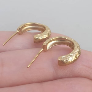 Pendientes de aro. Pendientes de aros pequeños. Pendientes de aro de oro. aros texturizados. aros de boda. aros nupciales. aros de oro. Pendientes aros mujer.