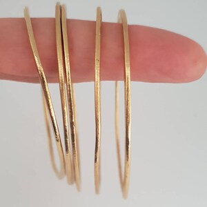 Ovale gouden eenvoudige armband in matte afwerking. Gouden delicate minimalistische armband. Vakantie cadeau. delicate stapelarmbanden. mix en match.