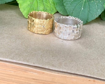 Kreuzförmiger strukturierter Ring. Breiter strukturierter Bandring. Geflochtener Ring. Vertikal und horizontal Rustikaler Gold Ring.