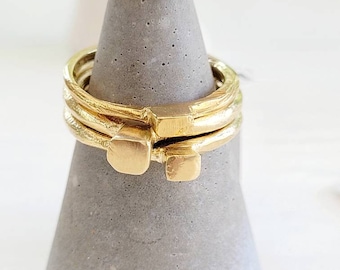 Conjunto de anéis quadrados com acabamento dourado: anéis minimalistas para empilhar
