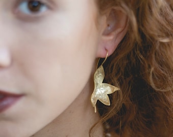 Gold statement leaf earrings. leaf earrings. Long gold leaf earrings. Leaf dangle earrings. Modern. Wedding jewelery. Bridesmaid earrings.