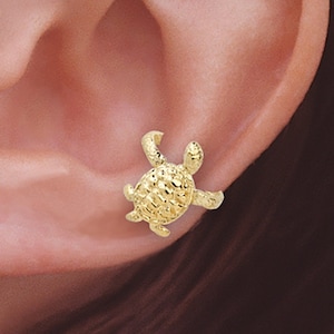 Puede incluir: Manguito de oreja de tortuga dorada para orejas perforadas o no perforadas. El manguito está diseñado para ajustarse cómodamente en la parte superior de la oreja.