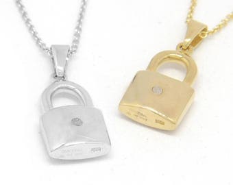 ゴールド ロック型ペンダント ネックレス ダイヤモンドラブロックペンダント：18Kゴールドオーバースターリング