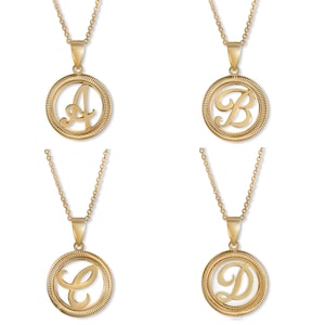 Puede incluir: Cuatro collares de oro con colgantes circulares que presentan las letras A, B, C y D en una escritura cursiva. Cada colgante tiene un borde texturizado.