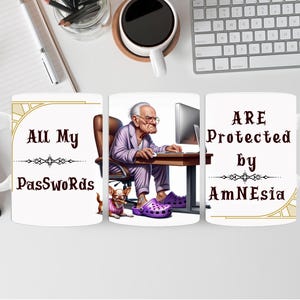 Könnte beinhalten: Weiße Keramik-Tasse mit dem Text "All My Passwords Are Protected by Amnesia." Die Tasse zeigt eine Illustration einer älteren Person im Pyjama, die einen Computer benutzt, mit einem kleinen Hund. Die Tasse hat einen Henkel.