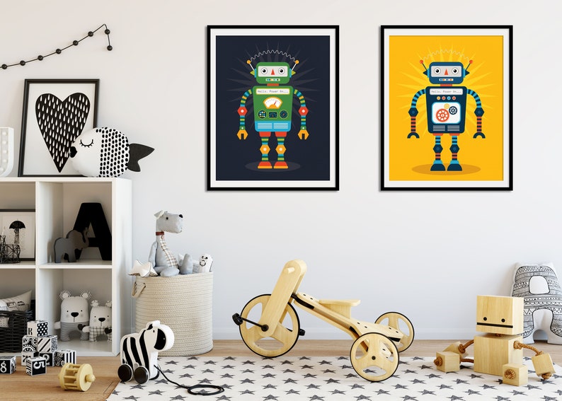 K&ouml;nnte beinhalten: Zwei gerahmte Drucke von bunten Roboterillustrationen. Der Roboter links ist gr&uuml;n mit einer blauen Brust und roten und gelben Akzenten. Der Roboter rechts ist blau mit einer roten Brust und gelben Akzenten. Beide Roboter haben einen gelben Hintergrund mit einem Sterneneffekt.