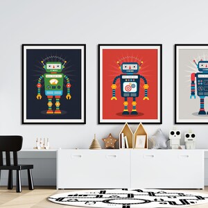 K&ouml;nnte beinhalten: Drei gerahmte Illustrationen von Robotern mit bunten Details. Die Roboter sind gr&uuml;n, blau und rot mit schwarzen Umrissen. Die Rahmen sind schwarz und die Hintergrundfarben sind dunkelblau, rot und grau.