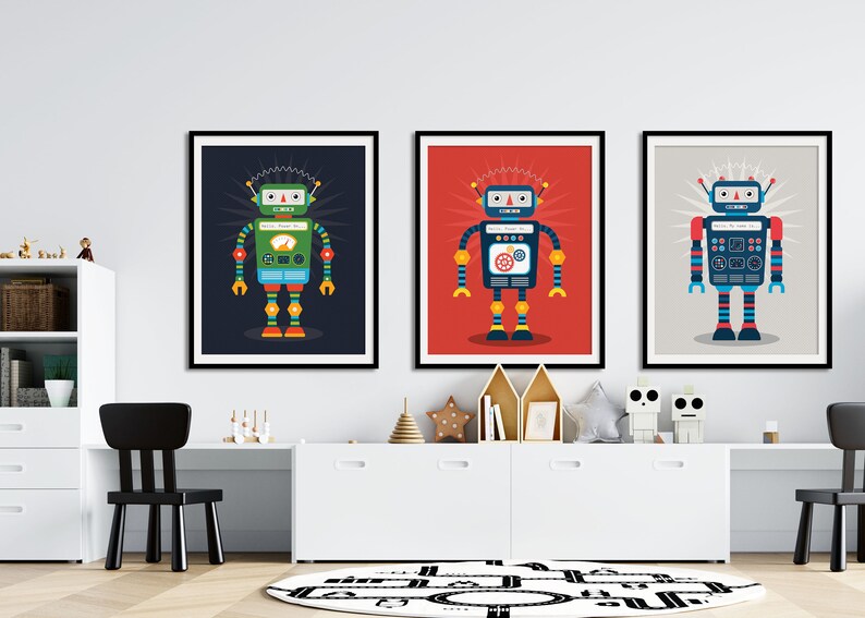 K&ouml;nnte beinhalten: Drei gerahmte Illustrationen von Robotern mit bunten Details. Die Roboter sind gr&uuml;n, blau und rot mit schwarzen Umrissen. Die Rahmen sind schwarz und die Hintergrundfarben sind dunkelblau, rot und grau.