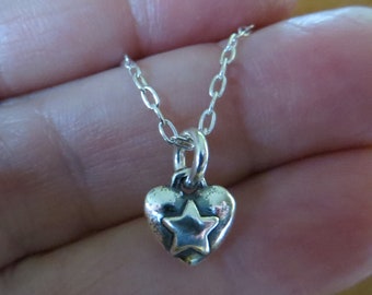 Petit coeur gonflé double face et étoile en argent sterling massif 925 coulé à la main, collier ou boucles d'oreilles, mon design original - chaînes en option