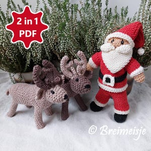 Op de afbeelding: Haakpatroon voor een kerstman en twee rendieren. Het patroon is beschikbaar als 2 in 1 PDF-download. De kerstman draagt een rood pak met een witte baard en een zwarte riem. De rendieren zijn bruin en hebben gewei.