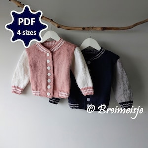 Op de afbeelding: Twee gebreide varsityjacks voor kinderen. Eén is roze met witte mouwen, de andere is marineblauw met grijze mouwen. Beide hebben witte knopen en gestreepte randen. De afbeelding bevat de tekst "PDF 4 maten" en het copyright "© Breimeisje".