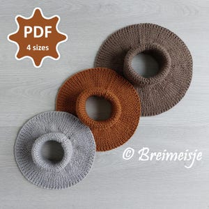 Könnte beinhalten: Drei gestrickte Halswärmer in Grau-, Braun- und Rostorangetönen werden gezeigt. Die kreisförmigen Designs haben eine gerippte Textur und eine zentrale Öffnung. Ein PDF-Symbol mit dem Text "4 Größen" befindet sich in der oberen linken Ecke. Das Copyright-Zeichen und der Name "Breimeisje" befinden sich in der unteren rechten Ecke.