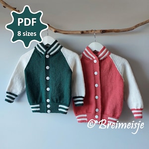 Op de afbeelding: Twee gebreide varsityjacks, één groen en één koraal, hangen aan een tak. Beide hebben witte mouwen, kragen en manchetten met gestreepte details. Elke jas heeft witte knopen. De afbeelding bevat een PDF-pictogram met de tekst "8 maten".