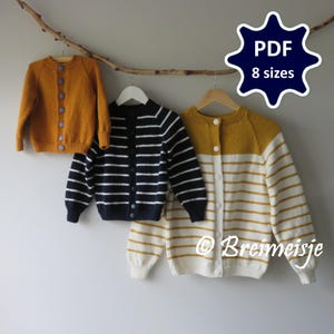Op de afbeelding: Drie gebreide vesten voor kinderen in mosterdgeel, marine en witte strepen en mosterdgeel en witte strepen. Elk heeft knoopsluitingen en hangt aan een tak. De afbeelding bevat de tekst "PDF 8 maten" en het copyright "@ Breimeisje".