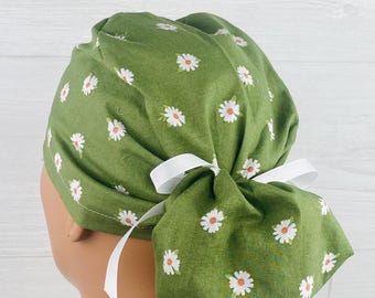 Casquette chirurgicale faite main - bonnet de gommage - queue de cheval - marguerites sur olive - chapeau de gommage avec boutons - bonnet de gommage avec doublure en satin