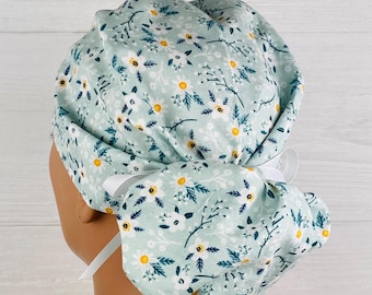 Casquette chirurgicale faite main - Bonnet de gommage - Queue de cheval - Floral marguerite menthe - Chapeau de gommage avec boutons - Bonnet de gommage avec doublure en satin
