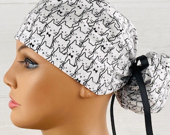 Gorro quirúrgico para mujer - Cola de caballo - Gorro quirúrgico - Gatos sobre fondo blanco - Gorro quirúrgico con botones - Gorro quirúrgico con forro de satén