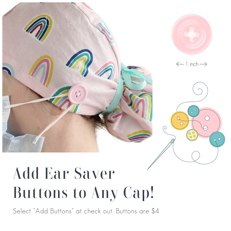 Puede incluir: Gorro quir&uacute;rgico rosa con un patr&oacute;n de arco&iacute;ris y un bot&oacute;n rosa claro. La imagen incluye el texto "Add Ear Saver Buttons to Any Cap!" y un diagrama de botones. El bot&oacute;n mide aproximadamente 2.5 cm de di&aacute;metro.